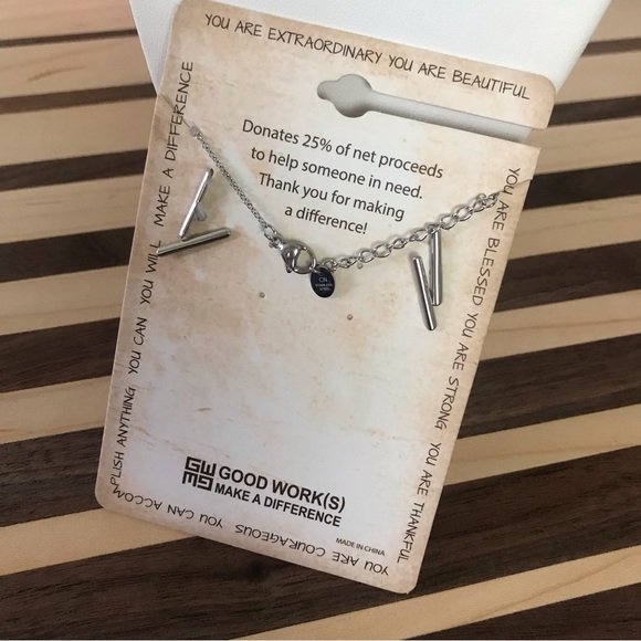 BNWT Mother of Pearl Cross Necklace - Picture 2 of 3